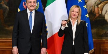 Ιταλία – Αλλαγή φρουράς: Ο Μάριο Ντράγκι έδωσε το «χρυσό καμπανάκι» στην Ακροδεξιά πρωθυπουργό Τζόρτζια Μελόνι στην παραδοσιακή τελετή