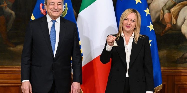 Ιταλία – Αλλαγή φρουράς: Ο Μάριο Ντράγκι έδωσε το «χρυσό καμπανάκι» στην Ακροδεξιά πρωθυπουργό Τζόρτζια Μελόνι στην παραδοσιακή τελετή