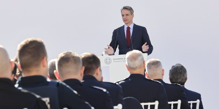 Μητσοτάκης στην Αστυνομία: “Η ασφάλεια όλων πρώτη μας προτεραιότητα, αποτελεί θεμελιώδες αγαθό – Δεν θα γίνει ανεκτή καμία κατάχρηση οργάνου της τάξης εις βάρος πολίτη | ΦΩΤΟ