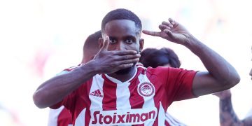 Με τρεις πρωταγωνιστές η νίκη 2-0 του Ολυμπιακού επί του Ατρομήτου – Μίτσελ, Ιν-Μπέομ Χουάνγκ και Μπακαμπού σφράγισαν το ματς στο Καραϊσκάκης | ΦΩΤΟ