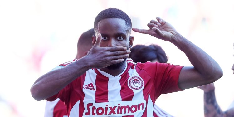 Με τρεις πρωταγωνιστές η νίκη 2-0 του Ολυμπιακού επί του Ατρομήτου – Μίτσελ, Ιν-Μπέομ Χουάνγκ και Μπακαμπού σφράγισαν το ματς στο Καραϊσκάκης | ΦΩΤΟ