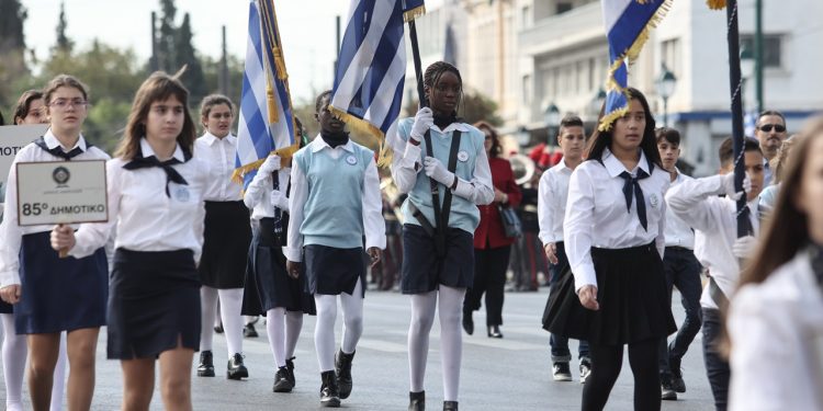 28η Οκτωβρίου: Πλήθος κόσμου παρακολούθησε τη μαθητική παρέλαση στην Αθήνα – Συμμετείχαν μαθητές και μαθήτριες από 235 Σχολεία τιμώντας την Εθνική Επέτειο του “ΟΧΙ”| ΦΩΤΟ