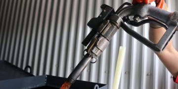 “Μποναμάς” Χριστουγέννων:  Επίδομα θέρμανσης και επιταγή ακρίβειας μέσα στις γιορτές δίνει η κυβέρνηση – Τα όρια εισοδήματος και τα περιουσιακά κριτήρια