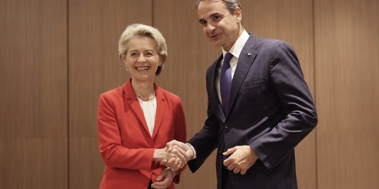 Μητσοτάκης από τη Σόφια: “Είναι αδιανόητο να μην υπάρχει ευρωπαϊκή αλληλεγγύη – Να υιοθετηθεί από την ΕΕ η πρόταση των “15” για πλαφόν στο φυσικό αέριο | ΦΩΤΟ