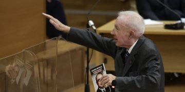 Δίκη Χρυσής Αυγής: Χαιρέτησε ξανά ναζιστικά ο Κων. Πλεύρης – «Απαγορεύονται χαιρετισμοί, επιφωνήματα και χειροκροτήματα», είπε η πρόεδρος | ΦΩΤΟ