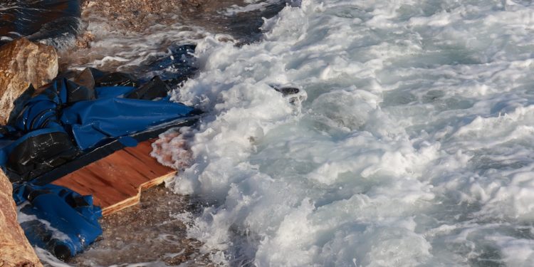 Τραγωδία σε Λέσβο και Κύθηρα – Μετανάστες πνίγηκαν στη θάλασσα – Επιχειρήσεις διάσωσης του Λιμενικού για τον εντοπισμό αγνοουμένων υπό δυσμενείς καιρικές συνθήκες | ΦΩΤΟ