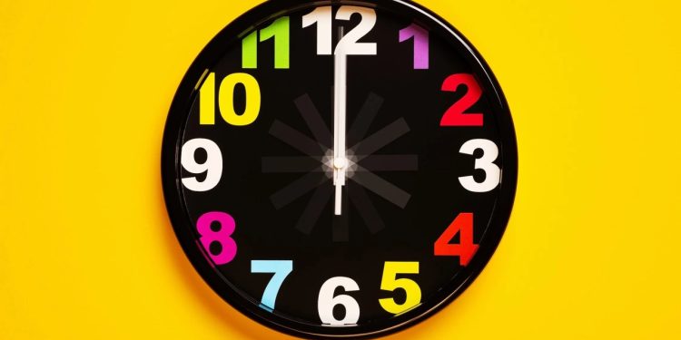 Αλλαγή ώρας: Την Κυριακή γυρίζουμε τα ρολόγια μία ώρα πίσω από 04:00 π.μ. σε 03:00 π.μ. – Γιατί δεν υλοποιήθηκε η απόφαση του Ευρωκοινοβουλίου για κατάργηση της αλλαγής 