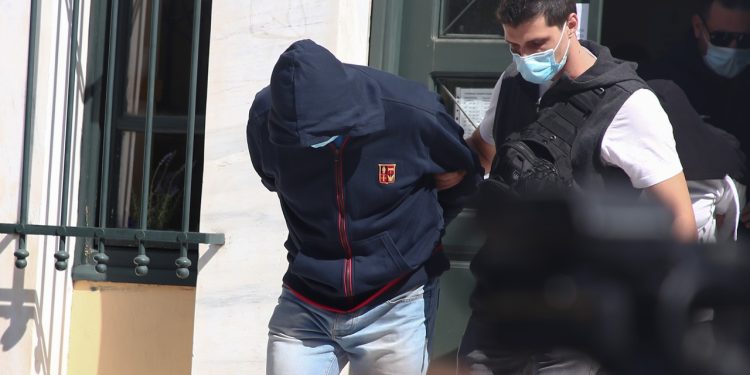 Φρίκη στα Σεπόλια: Ποινική δίωξη σε βάρος του 53χρονου που βίαζε και εξέδιδε το 12χρονο κορίτσι – Κατηγορούμενοι για βαριά αδικήματα και όσοι ήταν “πελάτες” | ΦΩΤΟ
