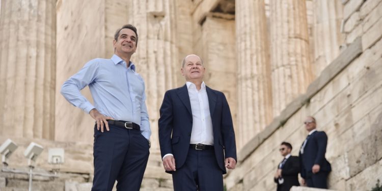 Ο Σολτς στην Αθήνα: Μετά την επίσκεψη στην Ακρόπολη οι  συνομιλίες του με Μητσοτάκη – Ενέργεια, οικονομία, εξοπλιστικά, τουρκικές απειλές και πόλεμος στην ατζέντα | ΦΩΤΟ