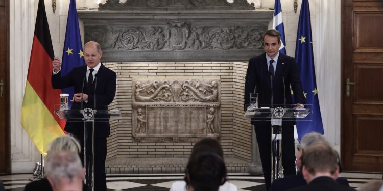 Ο Σολτς στην Αθήνα: “Μόνο με αλληλεγγύη μπορούμε να αντιμετωπίσουμε την ενεργειακή κρίση και το σπεκουλάρισμα των τιμών – Αυτό δεν μπορεί να γίνει σε μια νύχτα” | ΦΩΤΟ