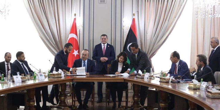 Σκληρό γεωπολιτικό πόκερ: Ελλάδα και Αίγυπτος αμφισβήτησαν τη νομιμότητα της Λιβύης να υπογράψει μνημόνιο με την Τουρκία – “Όλα τα νόμιμα μέσα” θα χρησιμοποιήσει η Αθήνα 