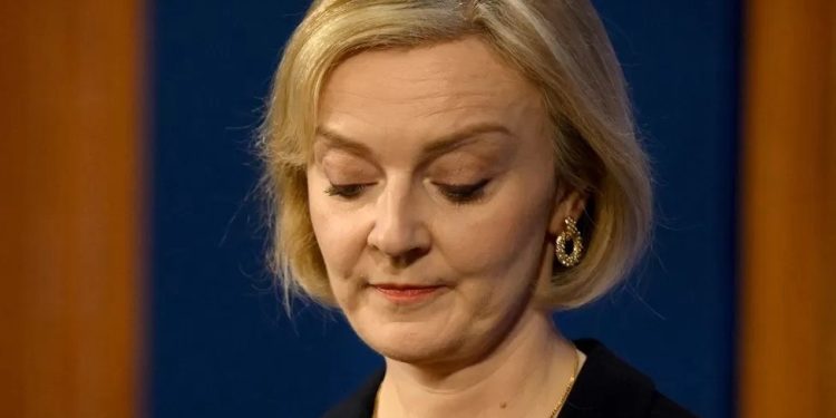 Βρετανία: Κρίσιμες ώρες για την Λιζ Τρας – Ανοιχτή αμφισβήτησή της από βουλευτές των Τόρις και “πολιτική κουζίνα” στο παρασκήνιο – Πληγωμένοι από τις σκηνές χάους στη Βουλή