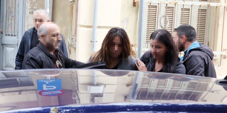 Επίθεση με καυστικό υγρό: Προσωρινά κρατούμενη η 38χρονη – Κατηγορείται  για απόπειρα ανθρωποκτονίας του 36χρονου εν διαστάσει συζύγου της στο Ηράκλειο | ΦΩΤΟ