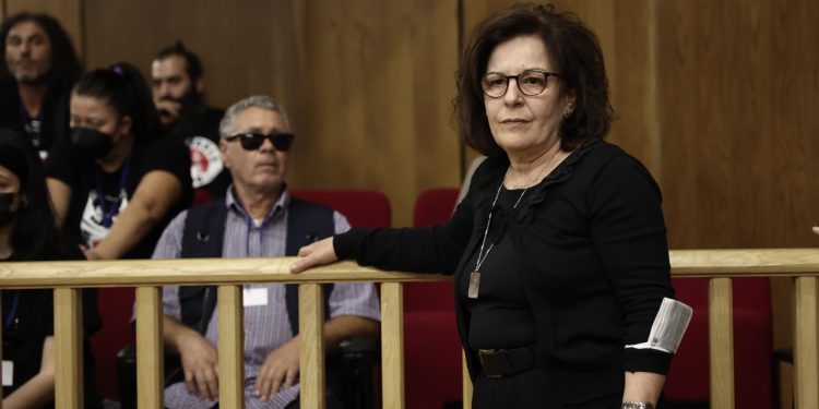 Δίκη Χρυσής Αυγής: Κατάθεση Μάγδας Φύσσα – “Ονομάζομαι Μάγδα και ο Παύλος είναι ο γιος μου” – Ένταση μετά τον ναζιστικό χαιρετισμό του Κων/νου Πλεύρη | ΦΩΤΟ