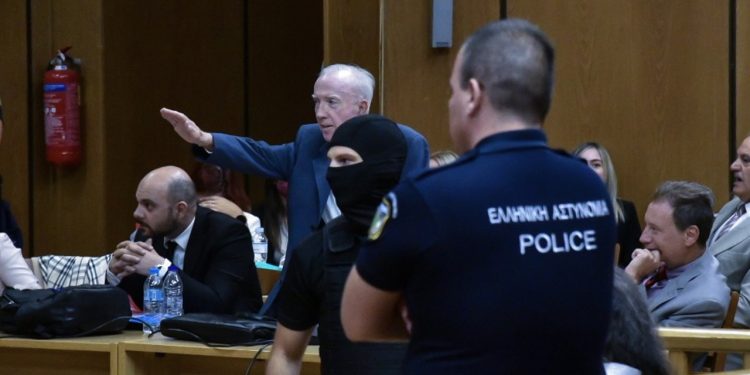 Δίκη Χρυσής Αυγής: Κατάθεση Μάγδας Φύσσα – “Ονομάζομαι Μάγδα και ο Παύλος είναι ο γιος μου” – Ένταση μετά τον ναζιστικό χαιρετισμό του Κων/νου Πλεύρη | ΦΩΤΟ