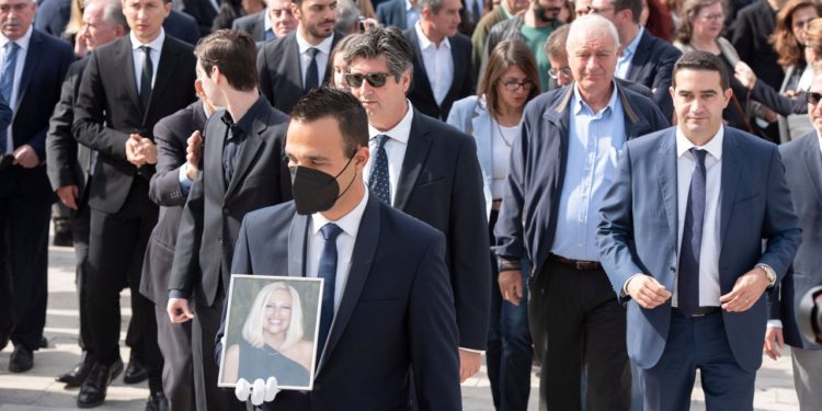 Μνημόσυνο Φώφης Γεννηματά: Κλίμα συγκίνησης στο Α’ Νεκροταφείο – Το “όλον ΠΑΣΟΚ” ήταν εκεί για να την τιμήσει και να αφήσει ένα λουλούδι ένα χρόνο μετά τον θάνατό της | ΦΩΤΟ