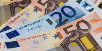 “Μποναμάς” Χριστουγέννων:  Επίδομα θέρμανσης και επιταγή ακρίβειας μέσα στις γιορτές δίνει η κυβέρνηση – Τα όρια εισοδήματος και τα περιουσιακά κριτήρια