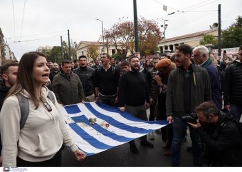 Επέτειος Πολυτεχνείου: Σε εξέλιξη η μεγάλη πορεία για τα 49 χρόνια από τη φοιτητική εξέγερση του Νοέμβρη του 1973 – Στην κεφαλή η αιματοβαμμένη σημαία | ΦΩΤΟ