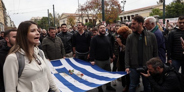 Επέτειος Πολυτεχνείου: Σε εξέλιξη η μεγάλη πορεία για τα 49 χρόνια από τη φοιτητική εξέγερση του Νοέμβρη του 1973 – Στην κεφαλή η αιματοβαμμένη σημαία | ΦΩΤΟ