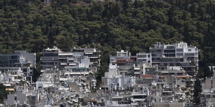 Στεγαστικά δάνεια: Δυσκολεύονται στην ομαλή αποπληρωμή των δόσεων τα νοικοκυριά – Αιτίες είναι η αύξηση των επιτοκίων και η μείωση του πραγματικού εισοδήματός τους