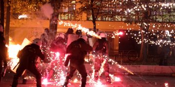 Επέτειος Πολυτεχνείου: Πέντε συλλήψεις και 87 προσαγωγές στη Θεσσαλονίκη για τα επεισόδια στις πορείες –  Χημικά, κρότου λάμψης και Αίας εναντίον μολότοφ | ΦΩΤΟ 