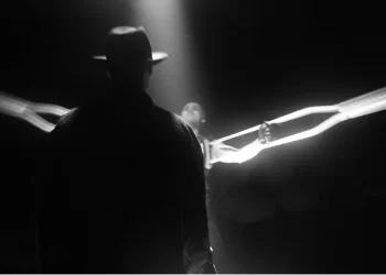 “Η Δίκη” του Κάφκα: Το προφητικό έργο στο Θέατρο Κορύβαντες – Αναδεικνύει τις αυταπάτες για τη Δημοκρατία, την Ελευθερία και τη Δικαιοσύνη στη σύγχρονη εποχή