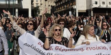 Απεργία ΓΣΕΕ-ΑΔΕΔΥ: Με μαζική συμμετοχή εργαζόμενων πραγματοποιήθηκαν οι συγκεντρώσεις και πορείες διαμαρτυρίας των Συνδικάτων – Κεντρικό σύνθημα «η ακρίβεια τσακίζει» | ΦΩΤΟ
