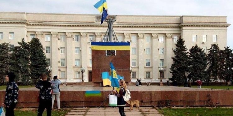 Πόλεμος στην Ουκρανία: Ο ουκρανικός στρατός μπήκε στη Χερσώνα και ύψωσε σημαίες – «Παραδοθείτε αμέσως» προειδοποιεί Ρώσους στρατιώτες που τυχόν έχουν μείνει στην πόλη | ΦΩΤΟ