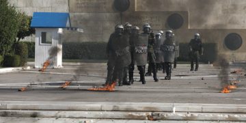 Επεισόδια σε Αθήνα και Θεσσαλονίκη μετά τις μεγάλες πορείες – Αντιεξουσιαστές έριξαν μολότοφ ενώ τα ΜΑΤ απάντησαν με χρήση χημικών και χειροβομβίδων κρότου λάμψης | ΦΩΤΟ