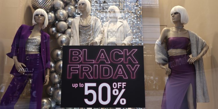 Black Friday: Αυλαία για το δημοφιλές εκπτωτικό event – «Κυνηγοί» προσφορών σε καταστήματα αλλά και σε σούπερ μάρκετ οι καταναλωτές – Θέλουν να αγοράσουν τρόφιμα 