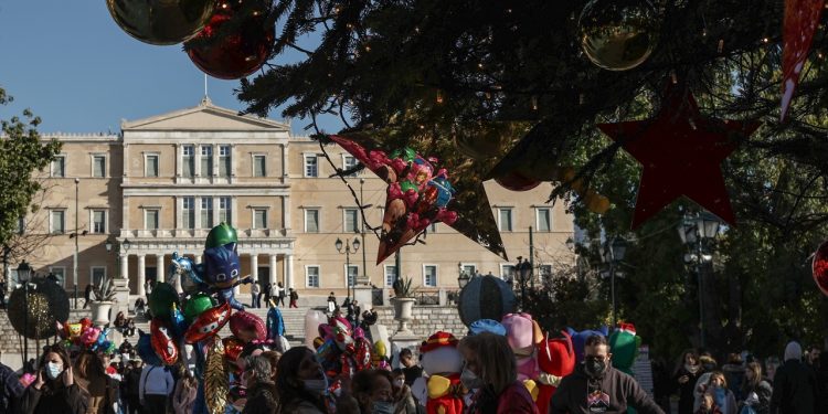 Αθήνα: Απόψε στο Σύνταγμα το άναμμα του χριστουγεννιάτικου δέντρου ύψους 21 μέτρων – Κορυφώνεται η φωταγώγηση της πρωτεύουσας – Δήμαρχοι από όλο τον κόσμο στην εκδήλωση 