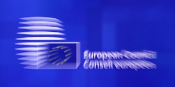 Λόμπι στην ΕΕ: Η αλήθεια και οι γκρίζες ζώνες – Τουλάχιστον 25.000 λομπίστες δρουν στις Βρυξέλλες – Οι “περιστρεφόμενες θύρες” των υψηλόβαθμων αξιωματούχων που έγιναν κανόνας 