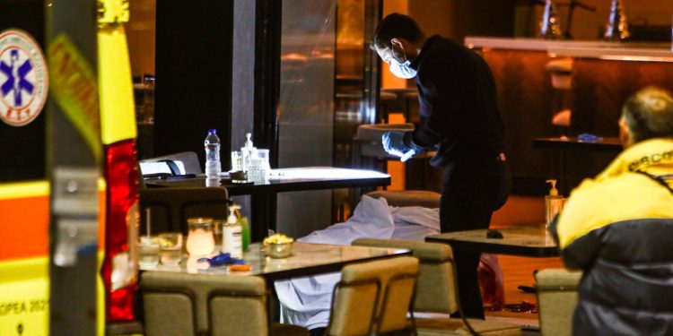 Εκτέλεση στη Νέα Σμύρνη: Ξεκαθάρισμα λογαριασμών πίσω από την εν ψυχρώ δολοφονία δύο ανδρών η εκτίμηση της ΕΛΑΣ – Ένας μαυροντυμένος άνδρας με κουκούλα και μάσκα ο δράστης