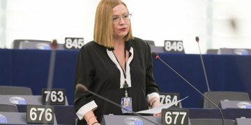 Μαρία Σπυράκη: Αναστέλλει την ιδιότητα του μέλους η ΝΔ για την ευρωβουλευτή μετά το σκάνδαλο απάτης με αμοιβή συνεργάτη της – Οργή Μητσοτάκη που δεν είχε ενημερωθεί για το ζήτημα 