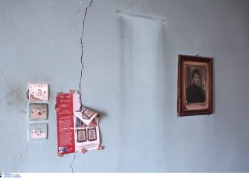 Σεισμός στην Εύβοια: Συνεχίζεται ο “χορός” των Ρίχτερ, πάνω από 70 μετασεισμοί – Σε εγρήγορση ο μηχανισμός Πολιτικής Προστασίας – Η αυτοψία των μηχανικών κατέγραψε ζημιές σε παλιά σπίτια | ΦΩΤΟ