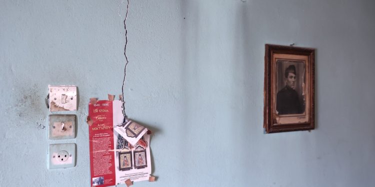 Σεισμός στην Εύβοια: Συνεχίζεται ο “χορός” των Ρίχτερ, πάνω από 70 μετασεισμοί – Σε εγρήγορση ο μηχανισμός Πολιτικής Προστασίας – Η αυτοψία των μηχανικών κατέγραψε ζημιές σε παλιά σπίτια | ΦΩΤΟ