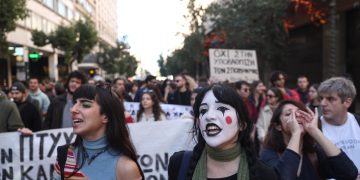 Ηθοποιοί: Συγκέντρωση στο Υπ. Πολιτισμού και πορεία στη Βουλή – Αντιδράσεις για το Προεδρικό Διάταγμα που εξισώνει τα διπλώματα των Δραματικών Σχολών με το απολυτήριο Λυκείου | ΦΩΤΟ