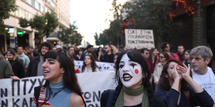 Ηθοποιοί: Συγκέντρωση στο Υπ. Πολιτισμού και πορεία στη Βουλή – Αντιδράσεις για το Προεδρικό Διάταγμα που εξισώνει τα διπλώματα των Δραματικών Σχολών με το απολυτήριο Λυκείου | ΦΩΤΟ