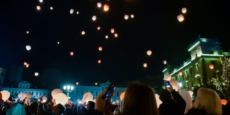 H “Νύχτα των Ευχών”: Μια μοναδική βραδιά στην πλατεία Κοτζιά – Στον ουρανό της Αθήνας ανέβηκαν 1.500 φαναράκια την Παραμονή των Χριστουγέννων – Και μετά… πάρτι | ΦΩΤΟ