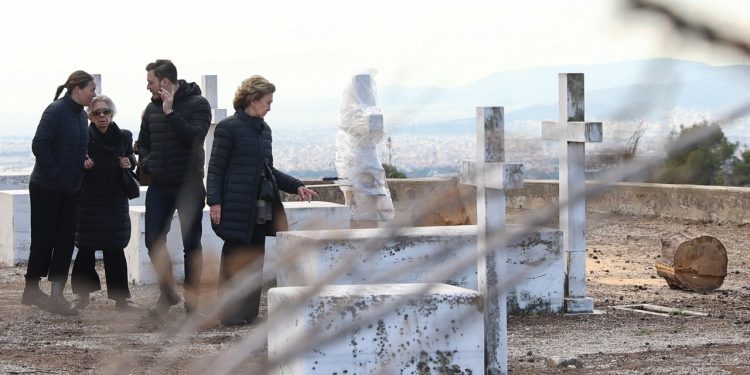 Τέως βασιλιάς Κωνσταντίνος: Εσωκομματικό πρόβλημα για τη ΝΔ οι τελετές – Ανησυχία στο Μαξίμου για προσέλευση βουλευτών – Επίσκεψη συγγενών του τέως στο Τατόι | ΦΩΤΟ