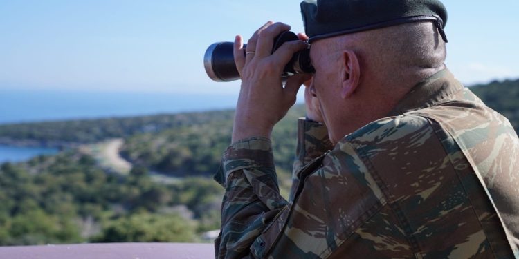 Πολιτική σύγκρουση για τον Αρχηγό ΓΕΕΘΑ – Κυβέρνηση: Ο ΣΥΡΙΖΑ υπονομεύει τις Ένοπλες Δυνάμεις – ΣΥΡΙΖΑ:  Να διαψεύσει την παρακολούθηση της ΕΥΠ σε Φλώρο ο Μητσοτάκης