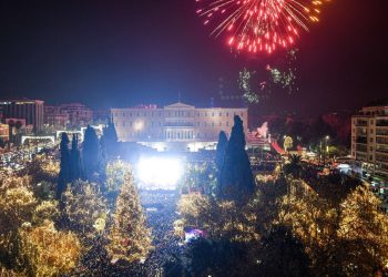 Καλή Χρονιά! Φαντασμαγορικό σόου στην Αθήνα στην υποδοχή του 2023 – Εντυπωσιακά πυροτεχνήματα φώτισαν τον ουρανό πάνω από την Ακρόπολη, τη Βουλή και το Σύνταγμα | ΦΩΤΟ