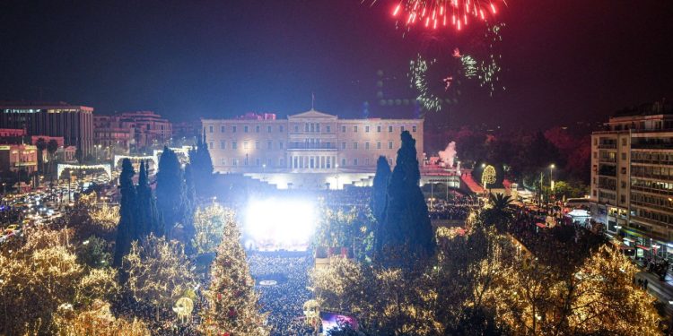 Καλή Χρονιά! Φαντασμαγορικό σόου στην Αθήνα στην υποδοχή του 2023 – Εντυπωσιακά πυροτεχνήματα φώτισαν τον ουρανό πάνω από την Ακρόπολη, τη Βουλή και το Σύνταγμα | ΦΩΤΟ