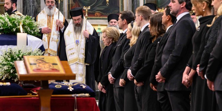 Τέως βασιλιάς Κωνσταντίνος: Ενταφιάστηκε στο Τατόι δίπλα στους προγόνους του – Παρουσία εκπροσώπων 11 βασιλικών οίκων η εξόδιος στη Μητρόπολη – Πλήθος κόσμου προσκύνησε τη σορό | ΦΩΤΟ