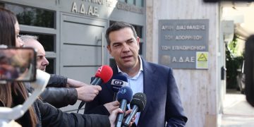 Τσίπρας: «Το φως της Δημοκρατίας νίκησε για άλλη μία φορά το σκοτάδι» – Δήλωση με νόημα του προέδρου του ΣΥΡΙΖΑ για τις υποκλοπές μετά τη συνάντηση του με τον πρόεδρο της ΑΔΑΕ | ΦΩΤΟ
