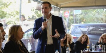 Τσίπρας – Συνάντηση με συνταξιούχους σε καφενείο στο Αιγάλεω: “Ο Μητσοτάκης έκοψε τη 13η σύνταξη και δεν σας έδωσε τα αναδρομικά – Δεσμεύομαι για αποκατάστατη των αδικιών” | ΦΩΤΟ