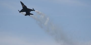 Πτώση Φάντομ: Αεροσκάφος F-4 της Πολεμικής Αεροπορίας κατέπεσε ανοιχτά της Ανδραβίδας ενώ εκτελούσε εκπαιδευτική πτήση – Εντοπίστηκαν τα συντρίμμια – Αγωνία για τους δύο πιλότους 