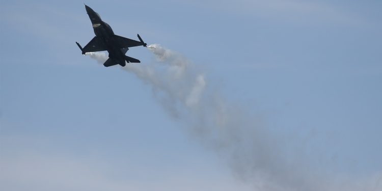 Πτώση Φάντομ: Αεροσκάφος F-4 της Πολεμικής Αεροπορίας κατέπεσε ανοιχτά της Ανδραβίδας ενώ εκτελούσε εκπαιδευτική πτήση – Εντοπίστηκαν τα συντρίμμια – Αγωνία για τους δύο πιλότους 