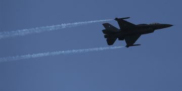 Πτώση Φάντομ: Νεκρός ο συγκυβερνήτης του F-4 που κατέπεσε ανοιχτά της Ανδραβίδας – Συνεχίζονται οι έρευνες για τον εντοπισμό του κυβερνήτη – Tριήμερο πένθος στις Ένοπλες Δυνάμεις