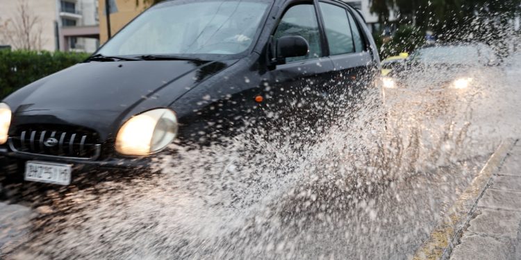 Κακοκαιρία: Ακραία καιρικά φαινόμενα στην Αττική – Μήνυμα του 112 στους κατοίκους – Που προχώρησε η Αστυνομία σε διακοπή της κυκλοφορίας – Εγκλωβίστηκαν αυτοκίνητα | ΦΩΤΟ